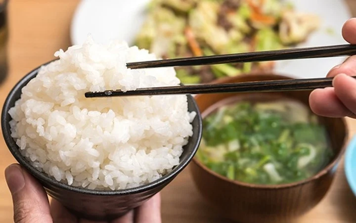 Sổ mơ lô đề là gì? Những thông tin liên quan đến sổ mơ lô đề 4 Nếu mơ thấy ăn cơm anh em chọn số 74 hoặc 85